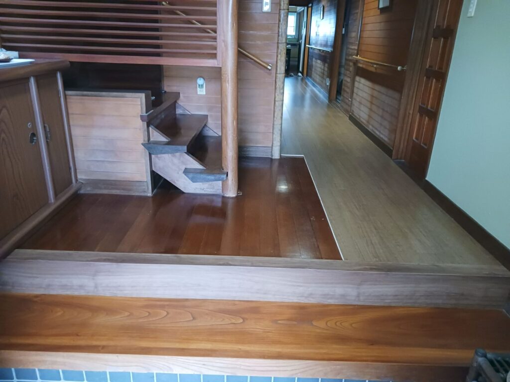 廊下の床補強～ベコベコへこむ床に重ね張りをしました。のアイキャッチ