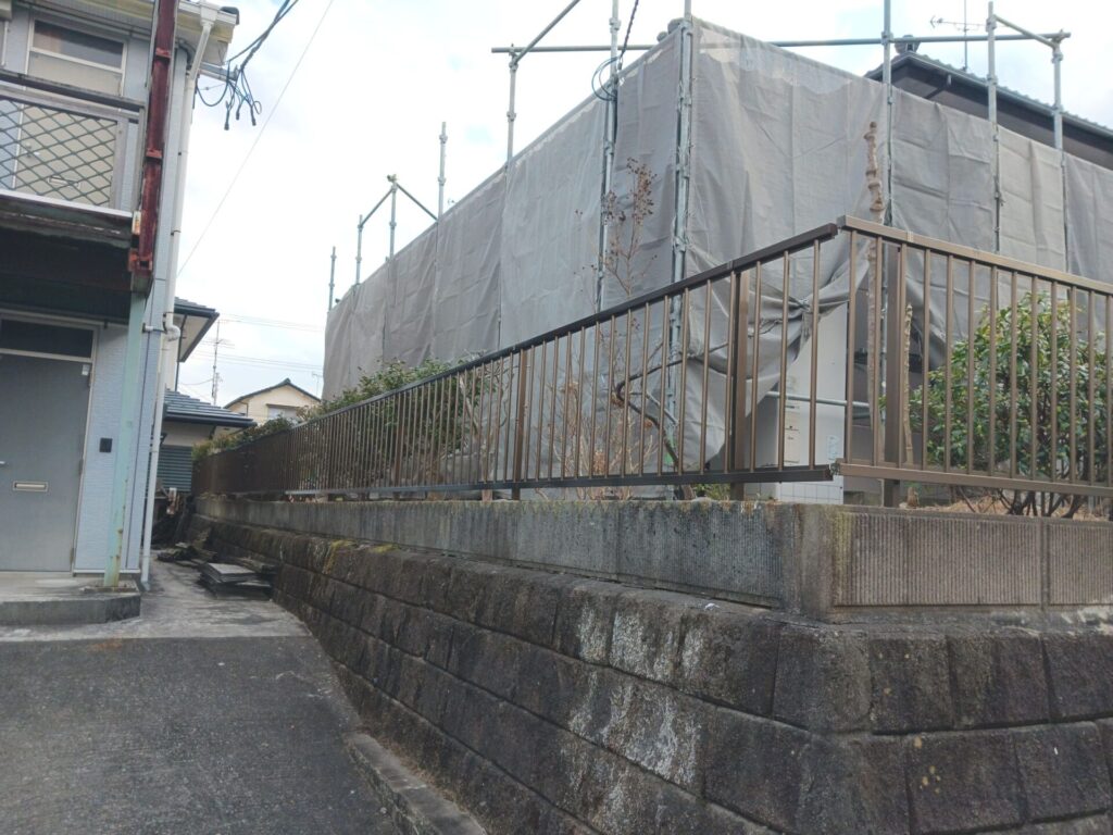 塗装工事と一緒にフェンスを組み立てました。のアイキャッチ